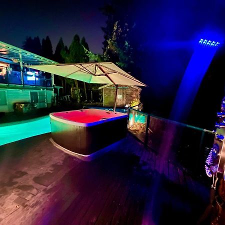 Resort Style Home Living With Private Pool And Hottub Delta Esterno foto